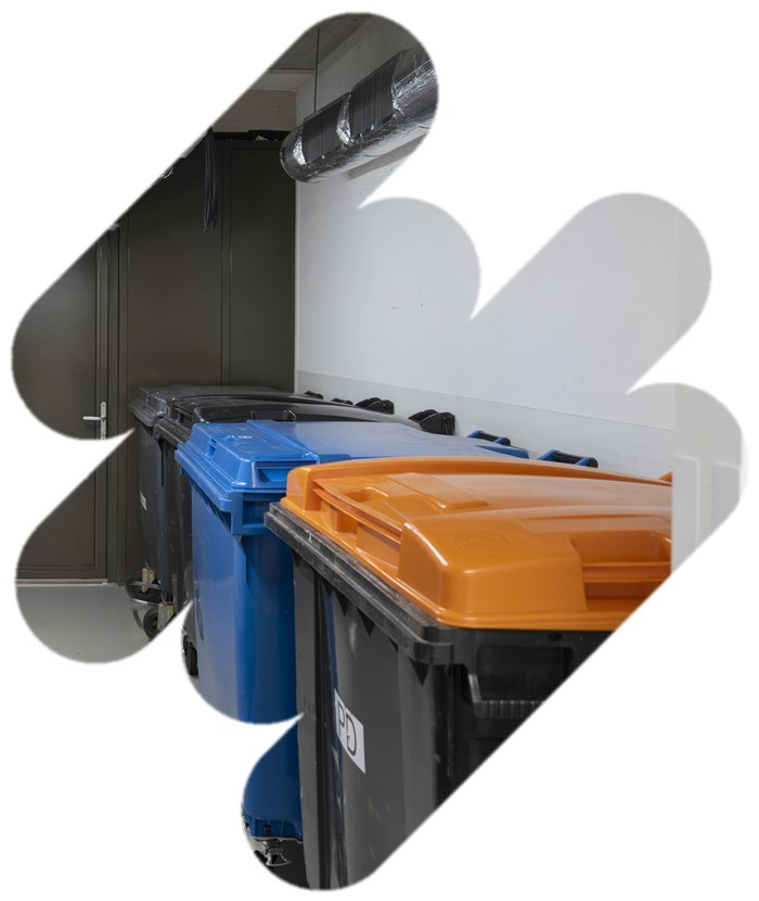 Bacs de collecte dans la salle de déchets d’un immeuble